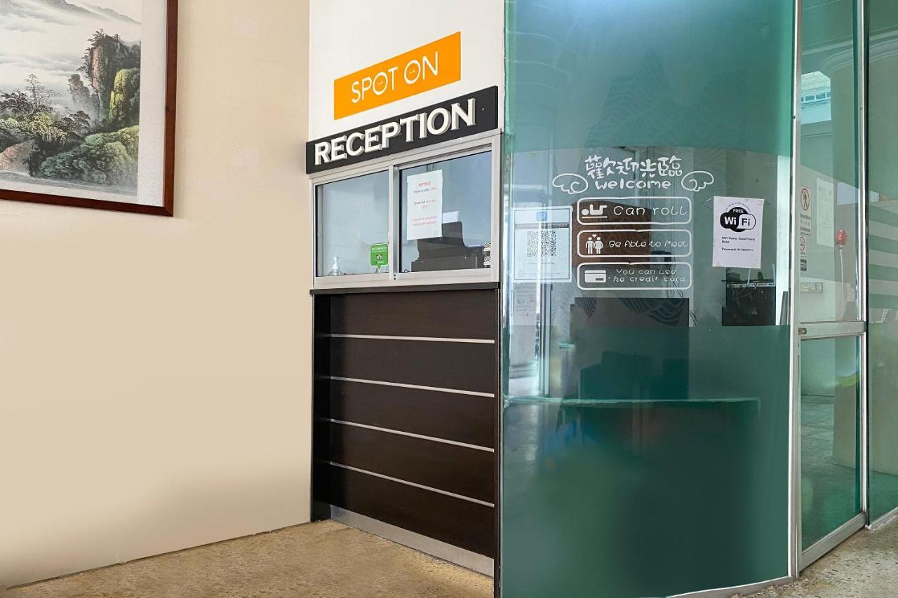 Spot On 89673 Good Friend Hotel George Town Extérieur photo